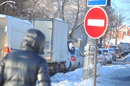 Изменения транспортного движения в районе метро `Динамо` в связи со строительством станции метрополитена`Петровский парк`. На снимке: автомобильная  пробка у  метро `Динамо`.