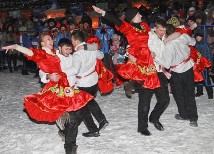 Празднование старого нового года на улицах Барнаула. Танцевальный коллектив танцует.