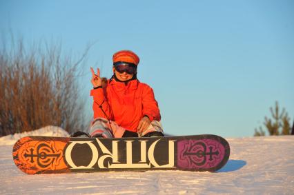 Спортивно-развлекательный парк `Яхрома`. На снимке: сноубордистка.