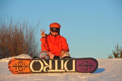 Спортивно-развлекательный парк `Яхрома`. На снимке: сноубордистка.