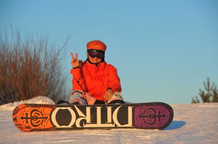 Спортивно-развлекательный парк `Яхрома`. На снимке: сноубордистка.