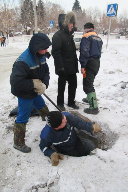 Коммунальная авария. Рабочий водоканала в люке. Ликвидация коммунальной аварии.