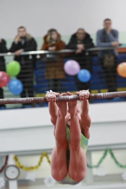 Турнир по спортивной гимнастике на призы Сергея Хорохордина. Девочка выполняет упражнения на перекладине.