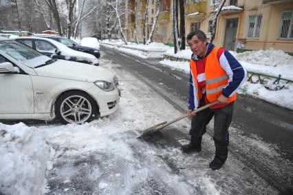 Гастарбайтер чистит снег