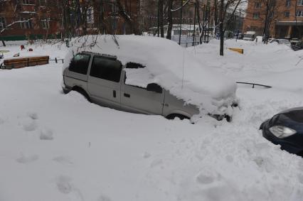 Автомобиль в снегу.