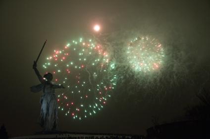 Салют в Волгограде на Мамаевом кургане в честь 70-летия Победы в Сталинградской битве.
