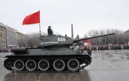 Волгоград празднует 70 лет Победы советских войск в Сталинградской битве. На снимке: торжественный парад, по площади Павших борцов идет легендарный танк Т-34.