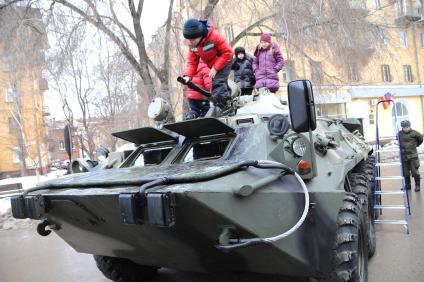 Волгоград празднует 70 лет Победы советских войск в Сталинградской битве. На снимке: Дети забрались на БТР.