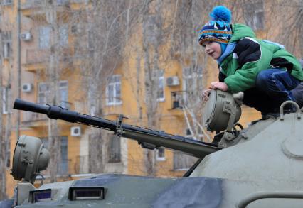 Волгограде празднует 70 лет Победы в Сталинградской битве. На снимке: ребенок забрался на БТР.