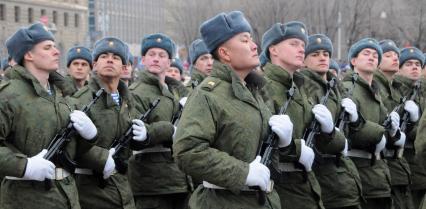 Волгоград празднует 70 лет Победы советских войск в Сталинградской битве. На снимке: торжественный парад.