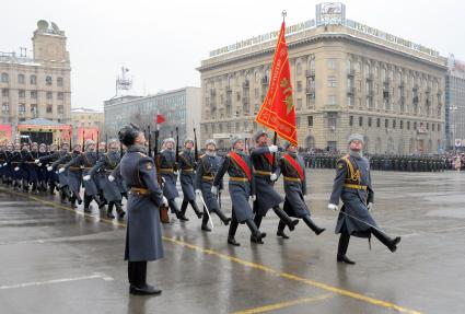 Волгоград празднует 70 лет Победы советских войск в Сталинградской битве. На снимке: торжественный парад.