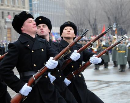 Волгоград празднует 70 лет Победы советских войск в Сталинградской битве. На снимке: торжественный парад.