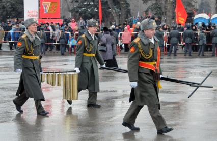 Волгоград празднует 70 лет Победы советских войск в Сталинградской битве. На снимке: торжественный парад.