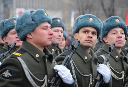 Волгоград празднует 70 лет Победы советских войск в Сталинградской битве. На снимке: торжественный парад.