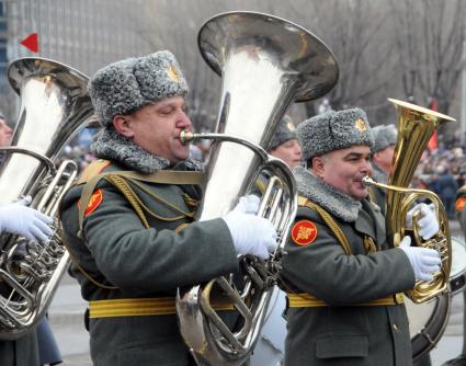 Волгоград празднует 70 лет Победы советских войск в Сталинградской битве. На снимке: торжественный парад.