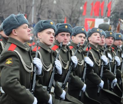 Волгоград празднует 70 лет Победы советских войск в Сталинградской битве. На снимке: торжественный парад.