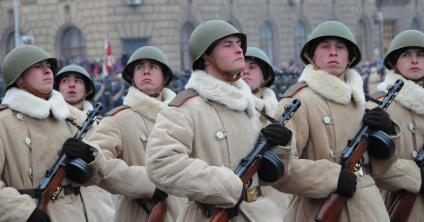 Волгоград празднует 70 лет Победы советских войск в Сталинградской битве. На снимке: торжественный парад.