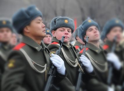 Волгоград празднует 70 лет Победы советских войск в Сталинградской битве. На снимке: торжественный парад.