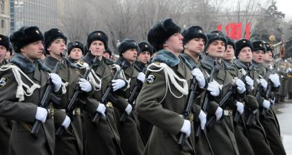 Волгоград празднует 70 лет Победы советских войск в Сталинградской битве. На снимке: торжественный парад.