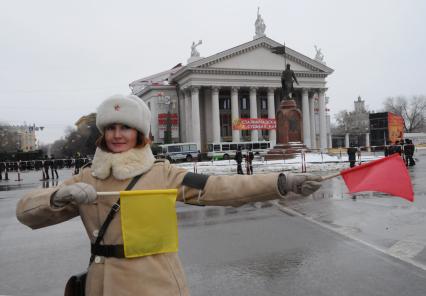 Волгоград празднует 70 лет Победы советских войск в Сталинградской битве. На снимке: Регулировщицы с флажками, сотрудница ГИБДД в форме образца времен ВОВ.