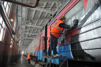 Вагоноремонтное депо. На снимке: промывка и очистка вагонов подвижного состава.