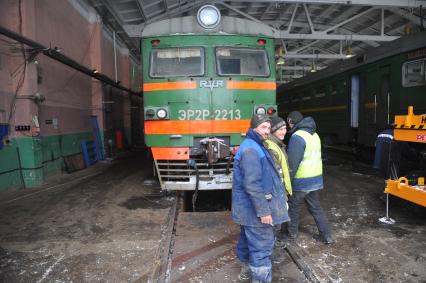 Вагоноремонтное депо. На снимке: рабочие депо.