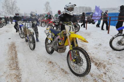 Стадион Бурцево. 56-й Всероссийский командный мотокросс на приз им. Чкалова. Организаторы АМК ФСО России. На снимке: участники соревнований по мотокроссу.