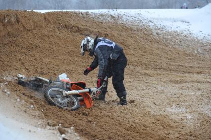 Стадион Бурцево. 56-й Всероссийский командный мотокросс на приз им. Чкалова. Организаторы АМК ФСО России. На снимке: участник соревнований по мотокроссу.