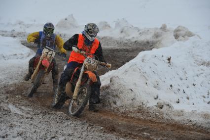 Стадион Бурцево. 56-й Всероссийский командный мотокросс на приз им. Чкалова. Организаторы АМК ФСО России. На снимке: участники соревнований по мотокроссу.