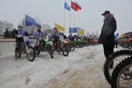 Стадион Бурцево. 56-й Всероссийский командный мотокросс на приз им. Чкалова. Организаторы АМК ФСО России. На снимке: участники соревнований по мотокроссу.