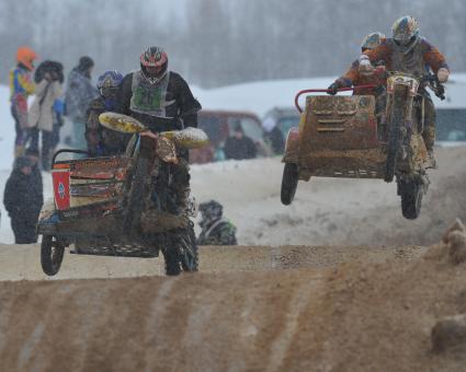 Стадион Бурцево. 56-й Всероссийский командный мотокросс на приз им. Чкалова. Организаторы АМК ФСО России. На снимке: участники соревнований по мотокроссу.