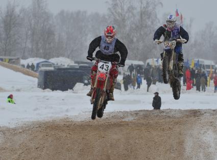 Стадион Бурцево. 56-й Всероссийский командный мотокросс на приз им. Чкалова. Организаторы АМК ФСО России. На снимке: участники соревнований по мотокроссу.