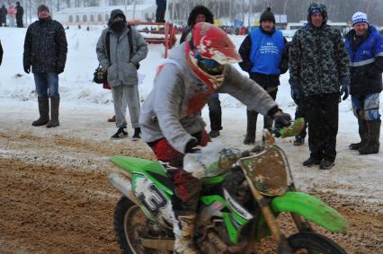 Стадион Бурцево. 56-й Всероссийский командный мотокросс на приз им. Чкалова. Организаторы АМК ФСО России. На снимке: участники соревнований по мотокроссу.