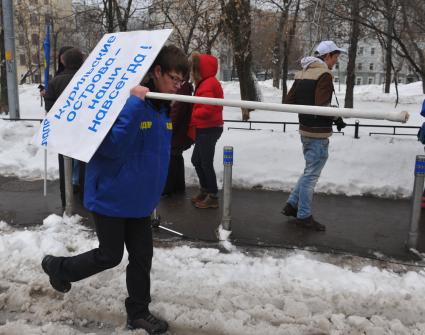 Митинг Московского отделения ЛДПР у посольства Японии. На снимке: участники митинга с плакатами `Курильские острова-наши навсегда!`.