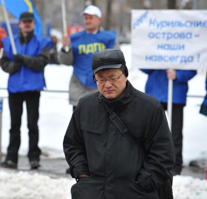 Митинг Московского отделения ЛДПР у посольства Японии. На снимке: участники митинга с плакатами `Курильские острова-наши навсегда!`.