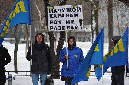 Митинг Московского отделения ЛДПР у посольства Японии. На снимке: участник митинга с плакатом `На чужой каравай рот не разевай!`