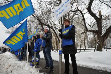 Митинг Московского отделения ЛДПР у посольства Японии. На снимке: участник митинга с плакатом `Руки прочь от Курил!`