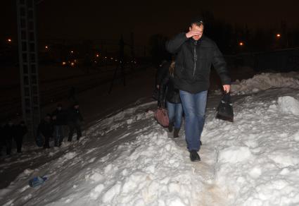 Безбилетные пассажиры пригородных поездов. На снимке: мужчины переходят железнодорожные пути в неустановленном месте.