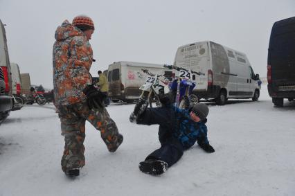 Стадион Бурцево. 56-й Всероссийский командный мотокросс на приз им. Чкалова. Организаторы АМК ФСО России. На снимке: дети