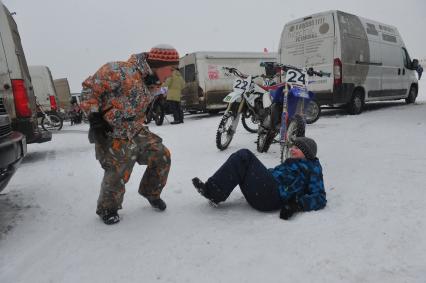 Стадион Бурцево. 56-й Всероссийский командный мотокросс на приз им. Чкалова. Организаторы АМК ФСО России. На снимке: дети