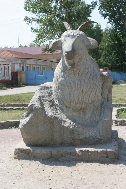 В Урюпинске установлен единственный в России памятник козе, как ее здесь называют `козе-кормилице`.