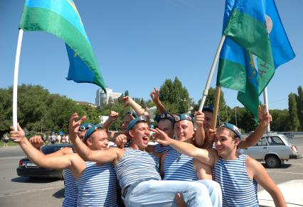 Десантники со знаменами празднуют день ВДВ.