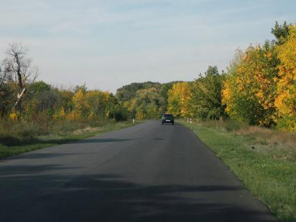 Автомобильная дорога без разметки.