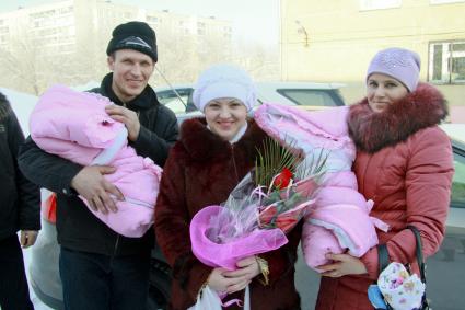 Выписка разделенных сиамских близнецов из барнаульского роддома. На снимке: родители с близнецами на руках.