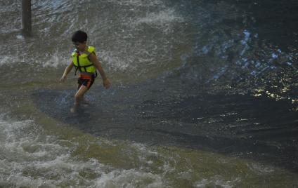 Аквапарк `Ква-ква-парк`, где 8 февраля утонул 9-летний школьник  Тимерлан Акамбаев. На снимке: ребенок с спасательном жилете.