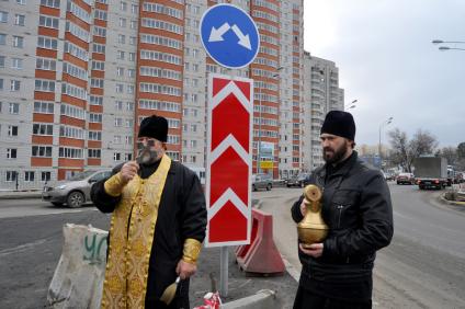 В Воронеже освятили одно из самый аварийных мест города - кольцо на улице Антонова-Овсеенко. На снимке: священник на перекрестке.