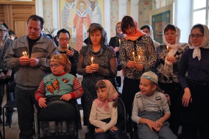 В Ставрополе, в храме Преображения господня прошел молебен детей-инвалидов. На снимке: дети с родителями в церкви.