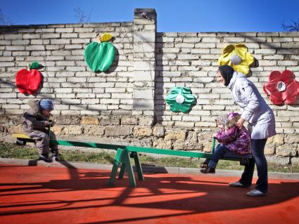 В Ставрополе, в храме Преображения господня прошел молебен детей-инвалидов. На снимке: дети катаются на качелях.