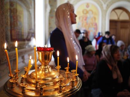 В Ставрополе, в храме Преображения господня прошел молебен детей-инвалидов. На снимке: горящие свечи.