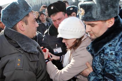 Попытка провести несанкционированный митинг в Ставрополе. На снимке: задержание полицейскими блоггера Оксаны `Вельва` Борисовой.